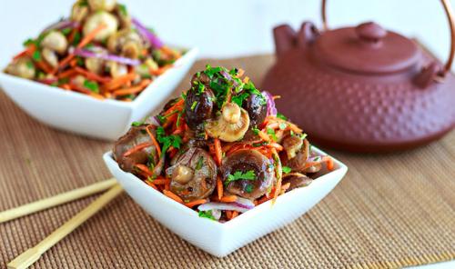 Какие напитки лучше всего сочетать с угощением баночкой соленых груздей. Как подавать соленые и маринованные грузди к столу