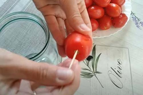 Помидоры в собственном соку с гвоздикой. Как приготовить помидоры в собственном соку на зиму с уксусом