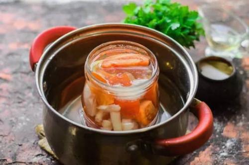 Сколько времени занимает приготовление помидоров дольками на зиму. Помидоры дольками с луком и растительным маслом на зиму