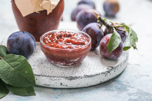 Какие варианты начинок можно использовать вместо шоколада в сливах. Конфитюр с шоколадом и тягучий ликер. Заготавливаем сливу на зиму