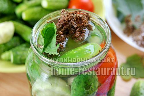 Огород в литровых банках.