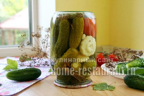 Огород в литровых банках.