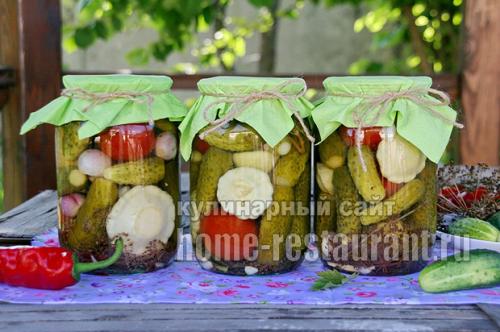 Огород в литровых банках.