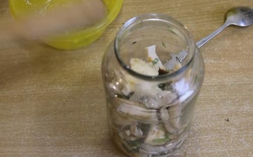 Как обработать грузди в домашних условиях. Соленые грузди на зиму в банках (получаются хрустящими, ароматными и очень вкусными)