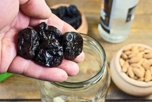 Сколько нужно чернослива на литр самогона. Рецепты домашней настойки на черносливе