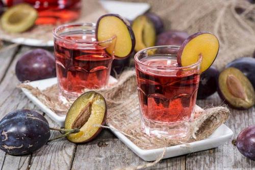 Слива на коньяке рецепт. Рецепты настойки из слив на самогоне, водке, коньяке