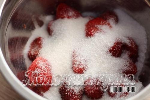 Засахаренное варенье из клубники. 
