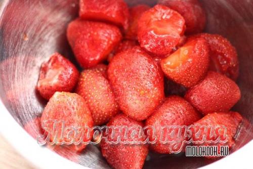 Засахаренное варенье из клубники. 