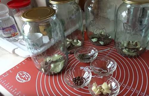 Маринованные огурцы без зелени. Маринованные огурцы хрустящие без стерилизации: очень вкусный рецепт