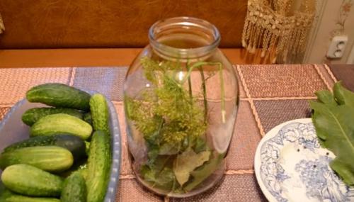 Хрустящие соленые огурцы в банках: 5 супер вкусных рецептов на зиму