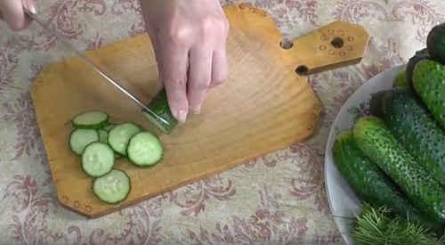 Салат из огурцов нежинский с укропом. Салат «Нежинский» из огурцов на зиму — лучшие рецепты