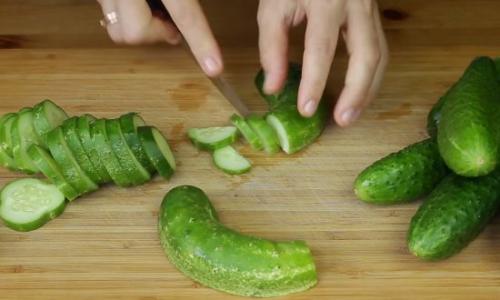 Огурцы резанные на зиму с луком. Салат из огурцов на зиму с луком и растительным маслом