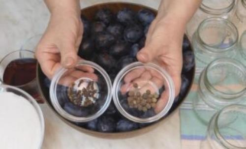 Слива маринованная с чесноком без стерилизации. Сливы с чесноком на зиму — супер рецепт без стерилизации 13 Слива маринованная с чесноком без стерилизации. Сливы с чесноком на зиму — супер рецепт без стерилизации 13