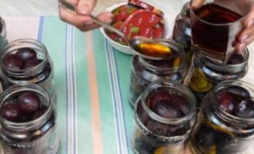 Слива маринованная с чесноком без стерилизации. Сливы с чесноком на зиму — супер рецепт без стерилизации 17 Слива маринованная с чесноком без стерилизации. Сливы с чесноком на зиму — супер рецепт без стерилизации 17