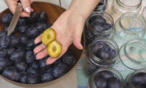 Слива маринованная с чесноком без стерилизации. Сливы с чесноком на зиму — супер рецепт без стерилизации 14 Слива маринованная с чесноком без стерилизации. Сливы с чесноком на зиму — супер рецепт без стерилизации 14