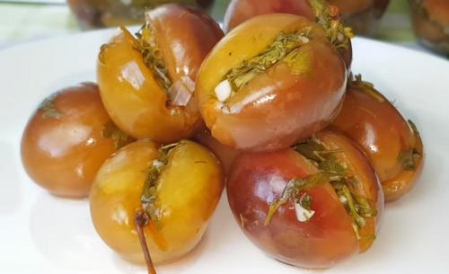 Сливы маринованные с чесноком и зеленью. Маринованные сливы с чесноком и зеленью: оригинальная закуска