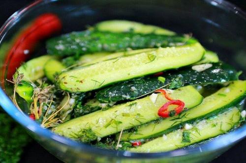 Малосольные огурцы с сухим укропом. 15 отличных рецептов малосольных огурцов в пакете