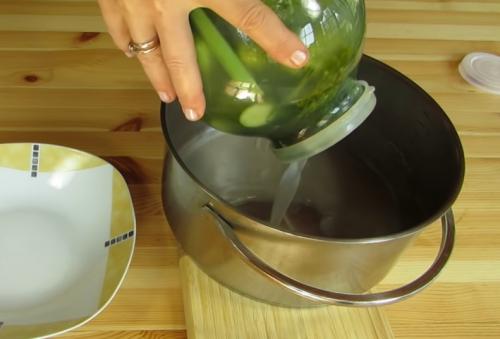 Квашеные огурцы, как бочковые на длительное хранение. Бочковые огурцы на зиму в 3-х литровых банках холодным посолом под капроновые крышки (без закатки)