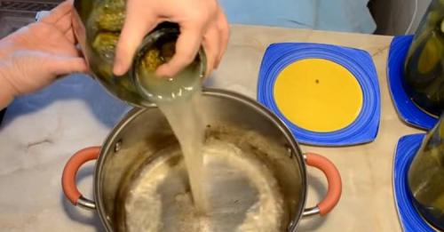 Квашеные огурцы в банке на зиму пальчики оближешь. Квашенные огурцы в банках на зиму под железную крышку