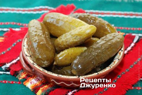 Квашеные огурцы в ведре. Квашеные огурцы