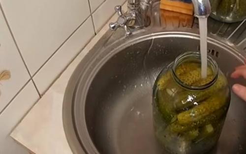 Квашеные огурцы в банке на зиму пальчики оближешь. Квашенные огурцы в банках на зиму под железную крышку