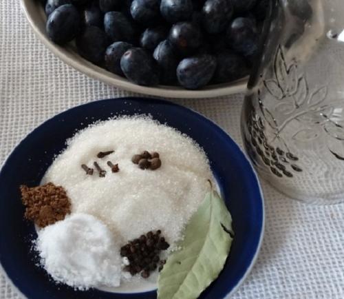 Моченые сливы с горчицей. Моченые сливы