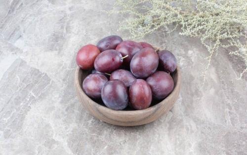 Слива фаршированная чесноком на зиму. Слива с чесноком - пикантная закуска впрок 07