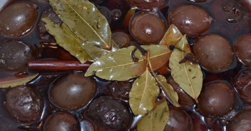 Моченые сливы с горчицей. Моченые сливы