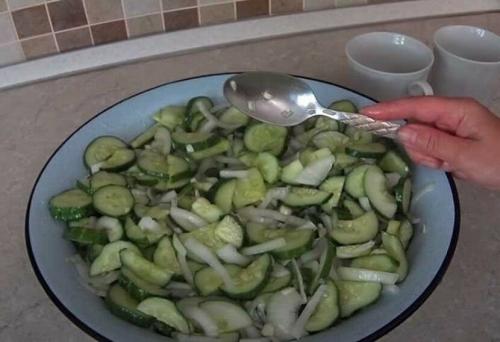 Огурцы без варки на зиму. Салат из огурцов на зиму без стерилизации и варки – рецепт пошагово с фото