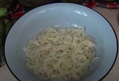 Огурцы без варки на зиму. Салат из огурцов на зиму без стерилизации и варки – рецепт пошагово с фото