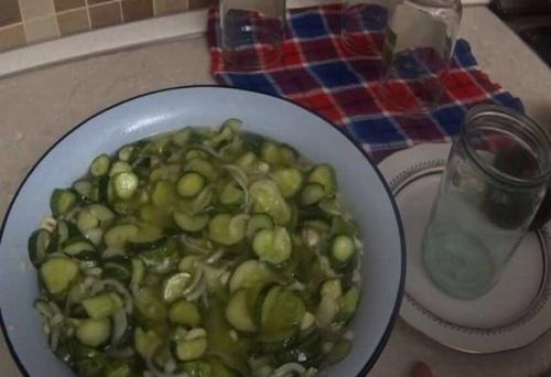 Огурцы без варки на зиму. Салат из огурцов на зиму без стерилизации и варки – рецепт пошагово с фото