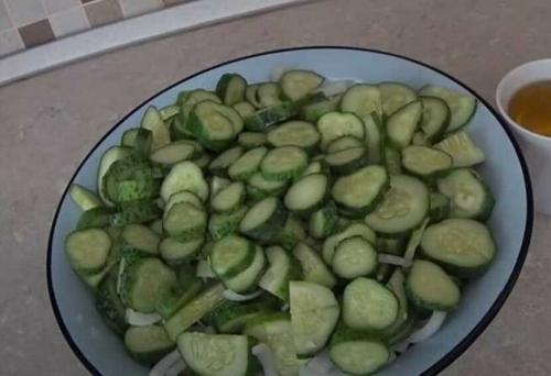 Огурцы без варки на зиму. Салат из огурцов на зиму без стерилизации и варки – рецепт пошагово с фото