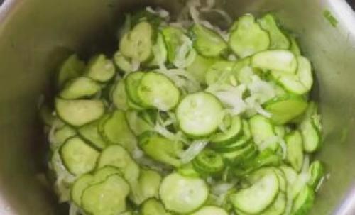 Огурцы без варки на зиму. Салат из огурцов на зиму без стерилизации и варки – рецепт пошагово с фото 23 Огурцы без варки на зиму. Салат из огурцов на зиму без стерилизации и варки – рецепт пошагово с фото 23