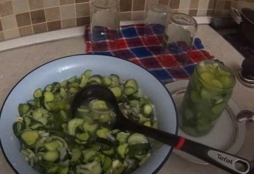 Огурцы без варки на зиму. Салат из огурцов на зиму без стерилизации и варки – рецепт пошагово с фото