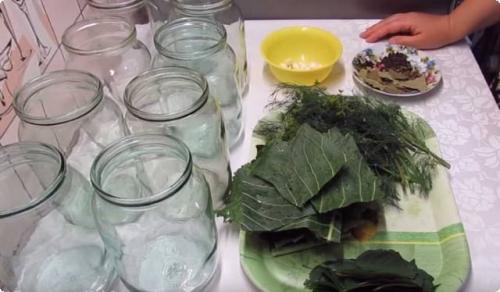 Пропорции соли, сахара и уксуса для огурцов на литровую банку. Ингредиенты: