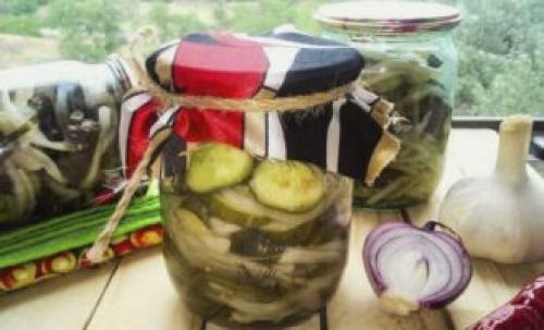 Огурцы дольками на зиму с луком. Салат из огурцов с луком на зиму — 10 самых вкусных рецептов