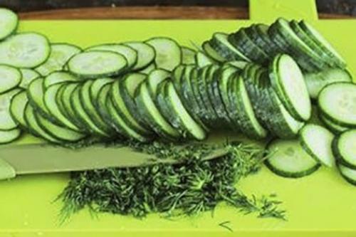 Огурцы дольками на зиму с луком. Салат из огурцов с луком на зиму — 10 самых вкусных рецептов