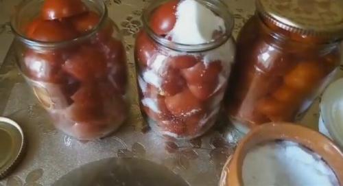 Засолка огурцов и помидоров холодным способом. Засолка помидоров на зиму холодным способом: 9 простых рецептов