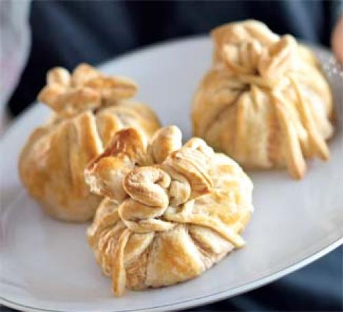 Идеальный десерт для любого праздника: пьяные сливы с марципаном в слоёных мешочках 01