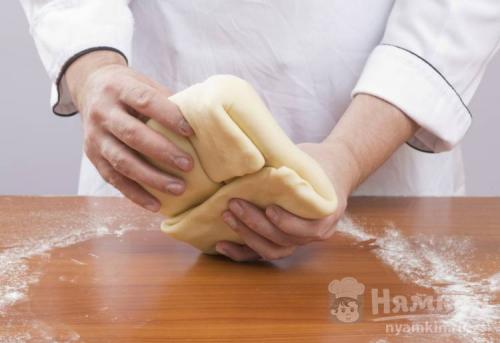 Идеальный десерт для любого праздника: пьяные сливы с марципаном в слоёных мешочках 19