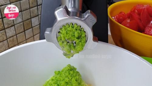 Как соус из чеснока после помидоров влияет на вкус блюд. Мама научила! Острый соус огонек из помидоров на зиму без варки