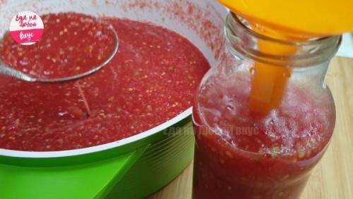 Как соус из чеснока после помидоров влияет на вкус блюд. Мама научила! Острый соус огонек из помидоров на зиму без варки