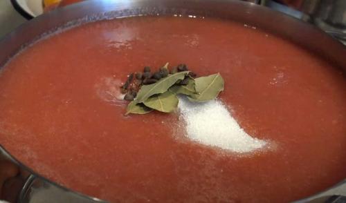 Самые вкусные помидоры в собственном соку. Томаты в собственном соку на зиму — самые вкусные рецепты в домашних условиях