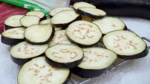 Можно ли сушить баклажаны в духовке. Как сушить баклажаны на зиму в домашних условиях правильно: 3 лучших способа