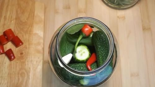 Засолка хрустящих огурцов. Солим огурцы в банках с укропом и чесноком