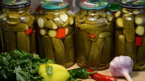 Засолка хрустящих огурцов. Солим огурцы в банках с укропом и чесноком