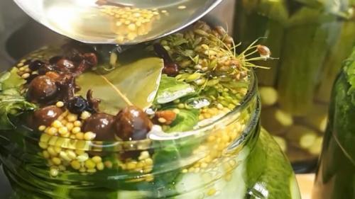 Засолка хрустящих огурцов. Солим огурцы в банках с укропом и чесноком