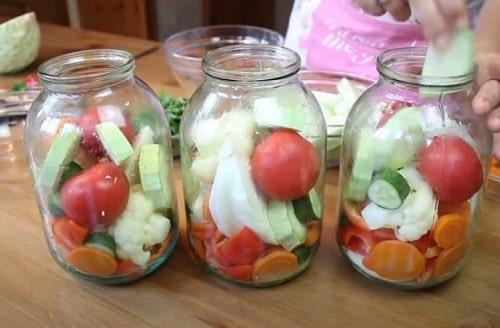 Огород в банки на зиму. Салат «Огород» на зиму в банках — лучшие рецепты ассорти