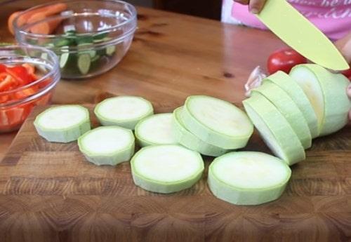 Огород в банки на зиму. Салат «Огород» на зиму в банках — лучшие рецепты ассорти