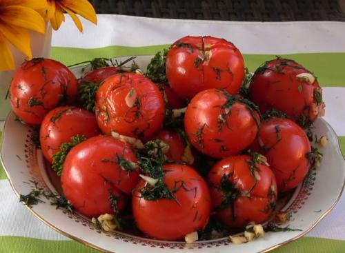 Помидоры дольками с зеленью и чесноком. Маринованные помидоры быстрого приготовления с чесноком в пакете